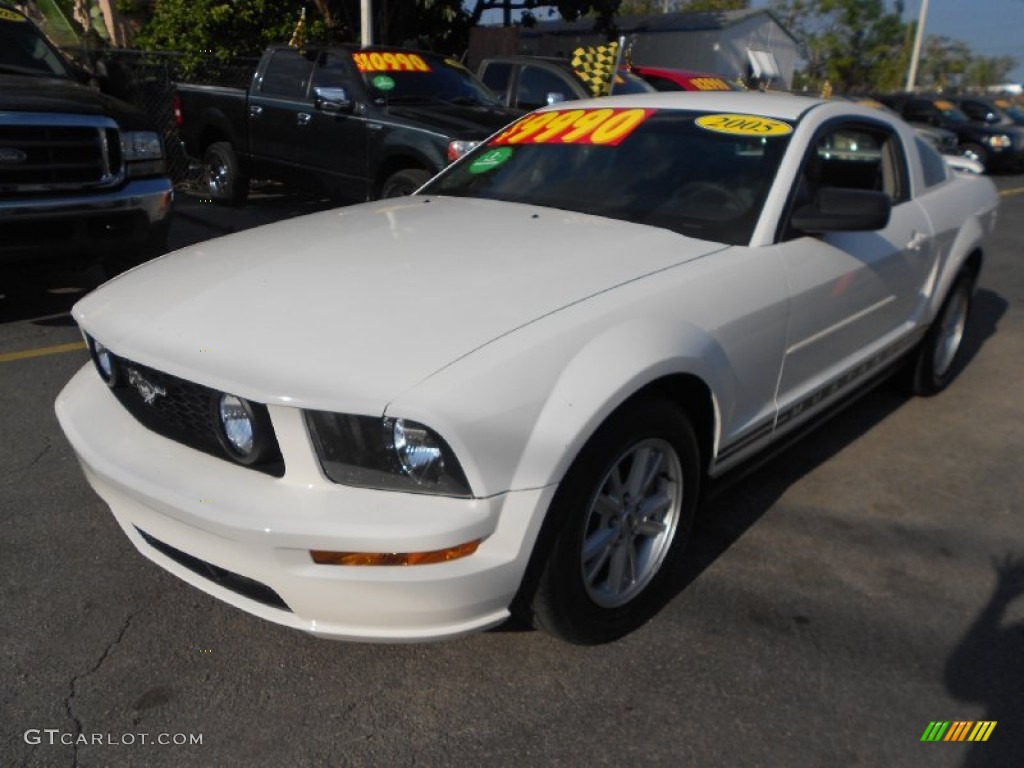 2005 Mustang V6 Deluxe Coupe - Performance White / Light Graphite photo #3