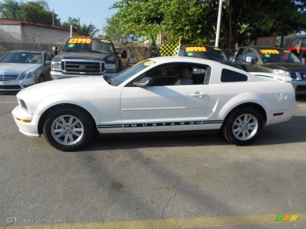 2005 Mustang V6 Deluxe Coupe - Performance White / Light Graphite photo #10