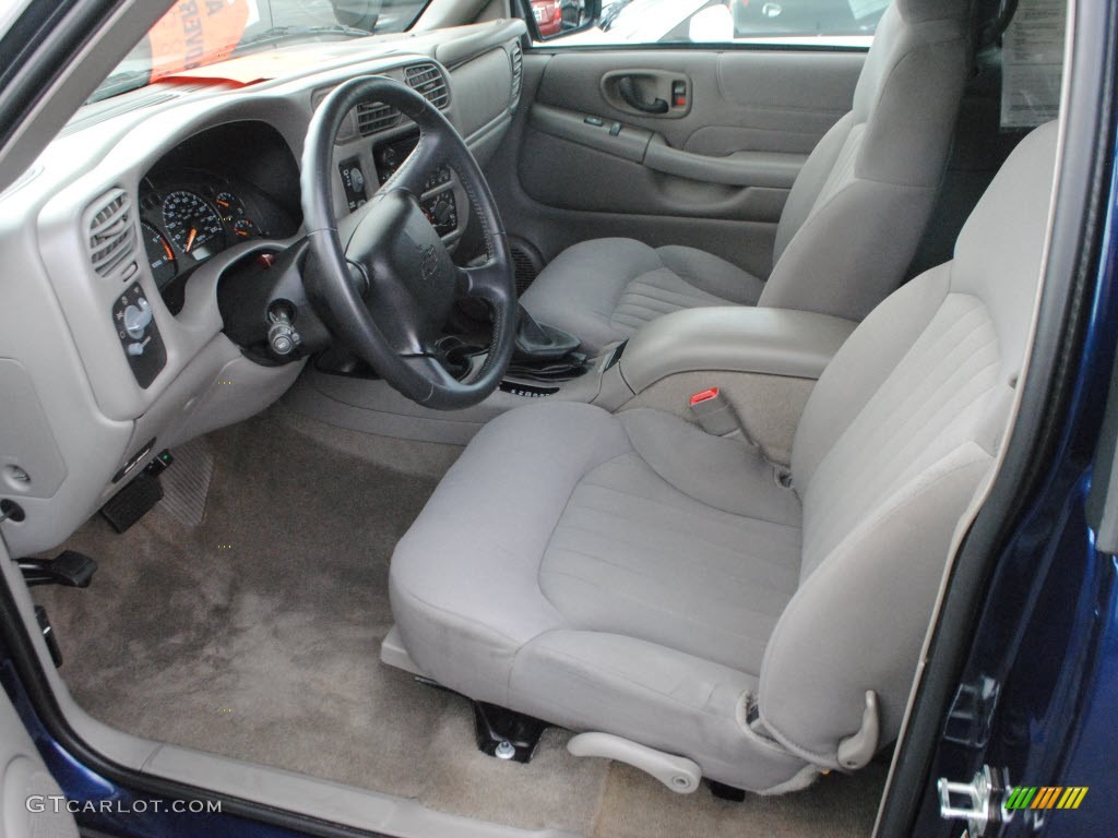 Medium Gray Interior 2004 Chevrolet Blazer LS Photo #62950608