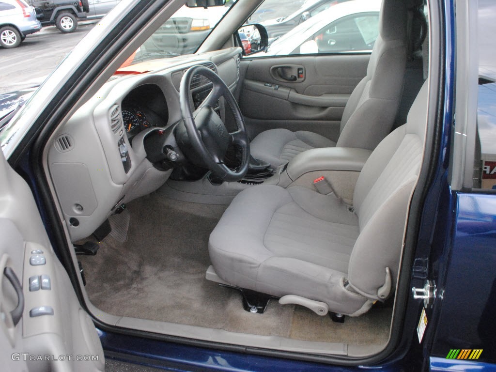 Medium Gray Interior 2004 Chevrolet Blazer LS Photo #62950716