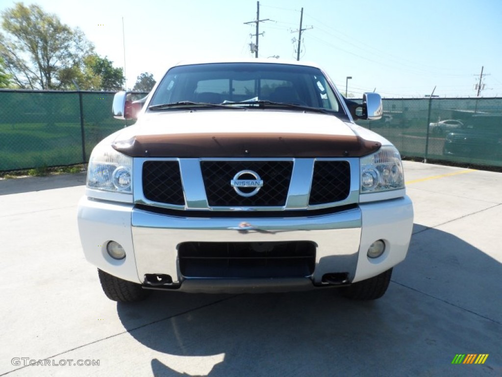 2004 Titan SE Crew Cab 4x4 - White / Graphite/Titanium photo #8