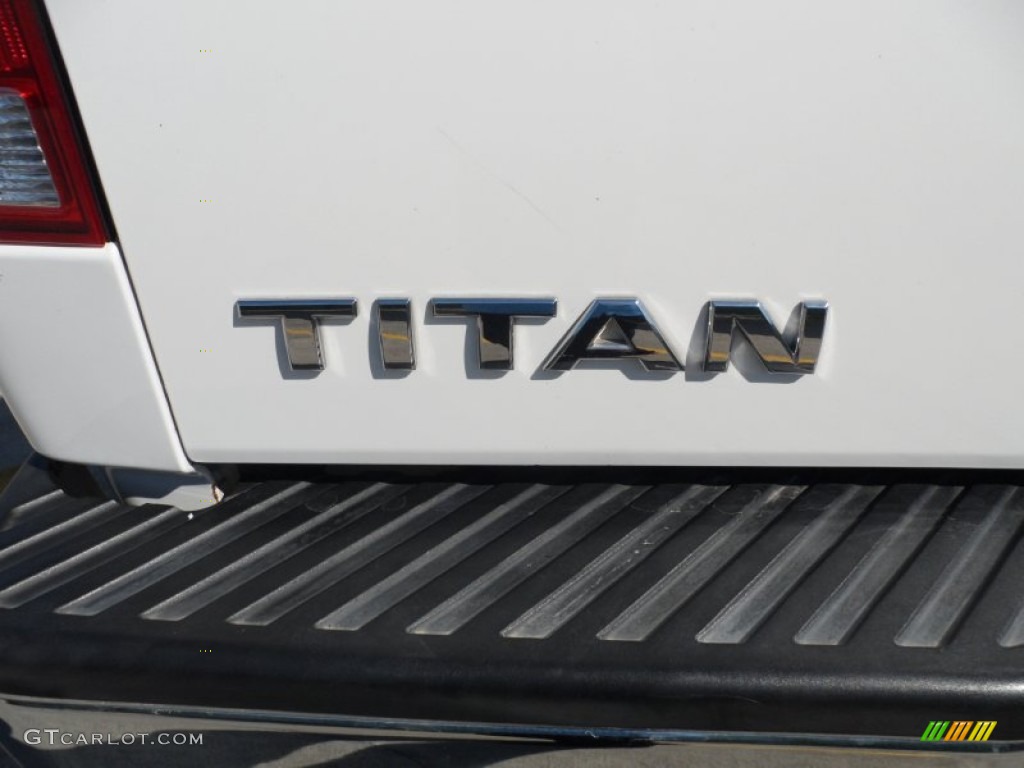 2004 Titan SE Crew Cab 4x4 - White / Graphite/Titanium photo #23