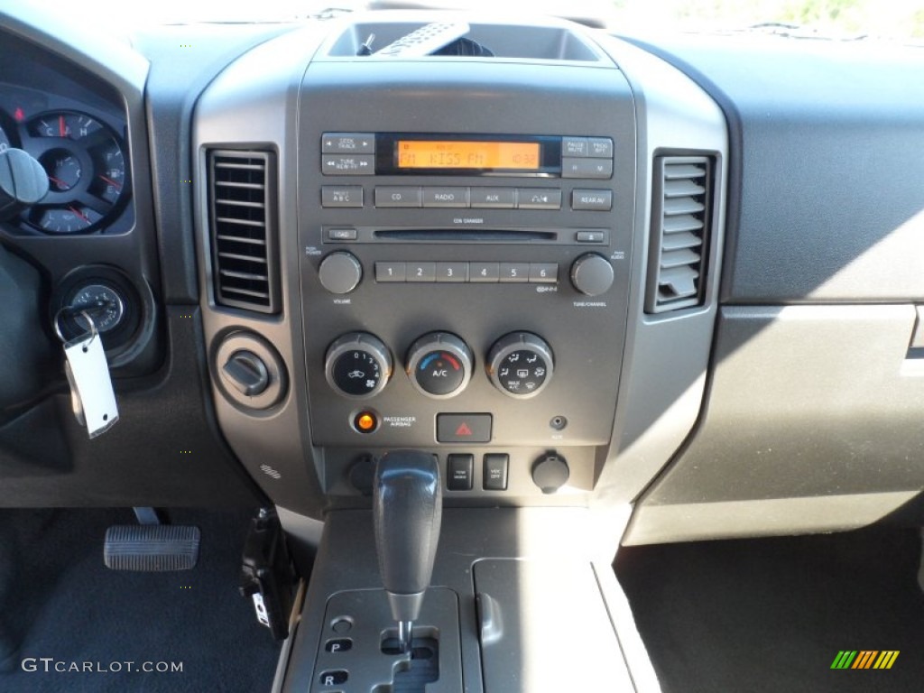 2004 Titan SE Crew Cab 4x4 - White / Graphite/Titanium photo #39