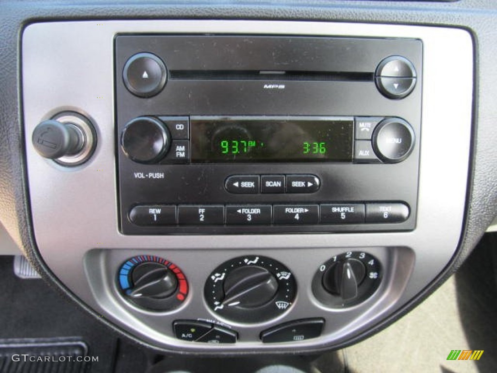 2005 Ford Focus ZX3 SE Coupe Controls Photo #62968128