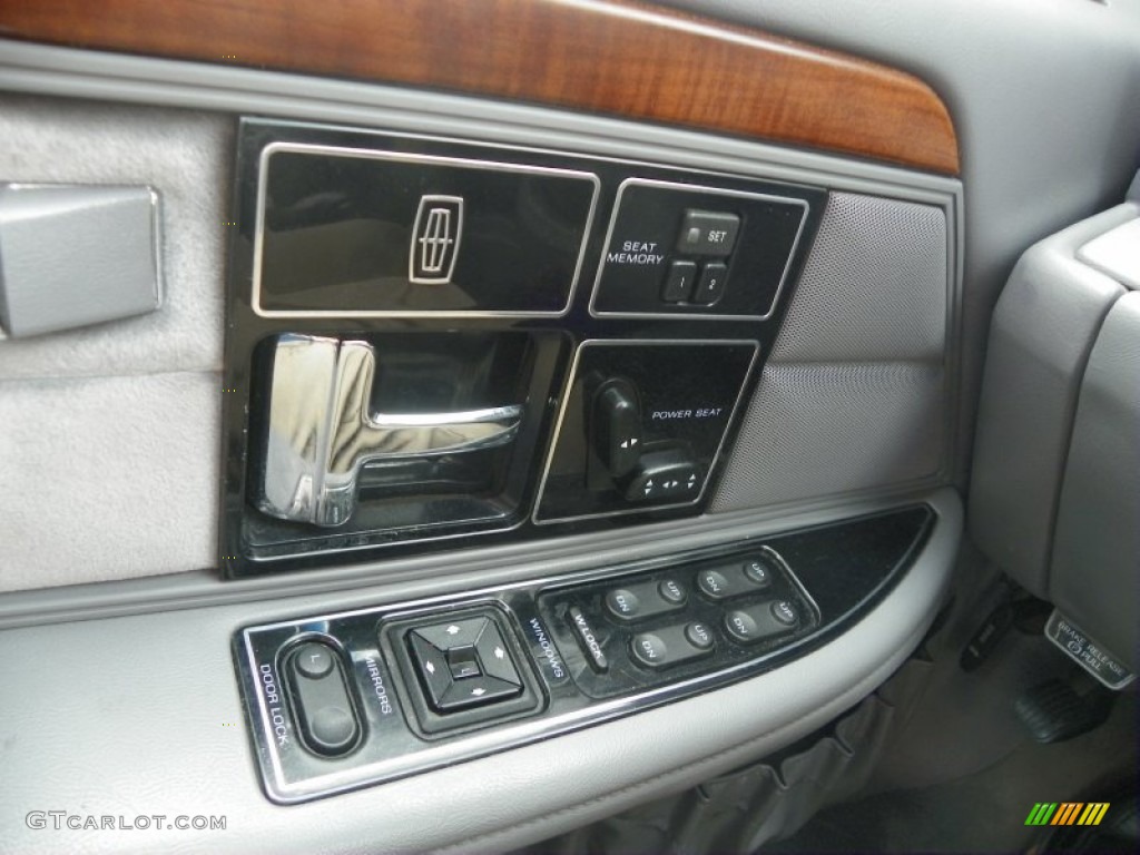 1993 Lincoln Continental Executive Controls Photo #62970647