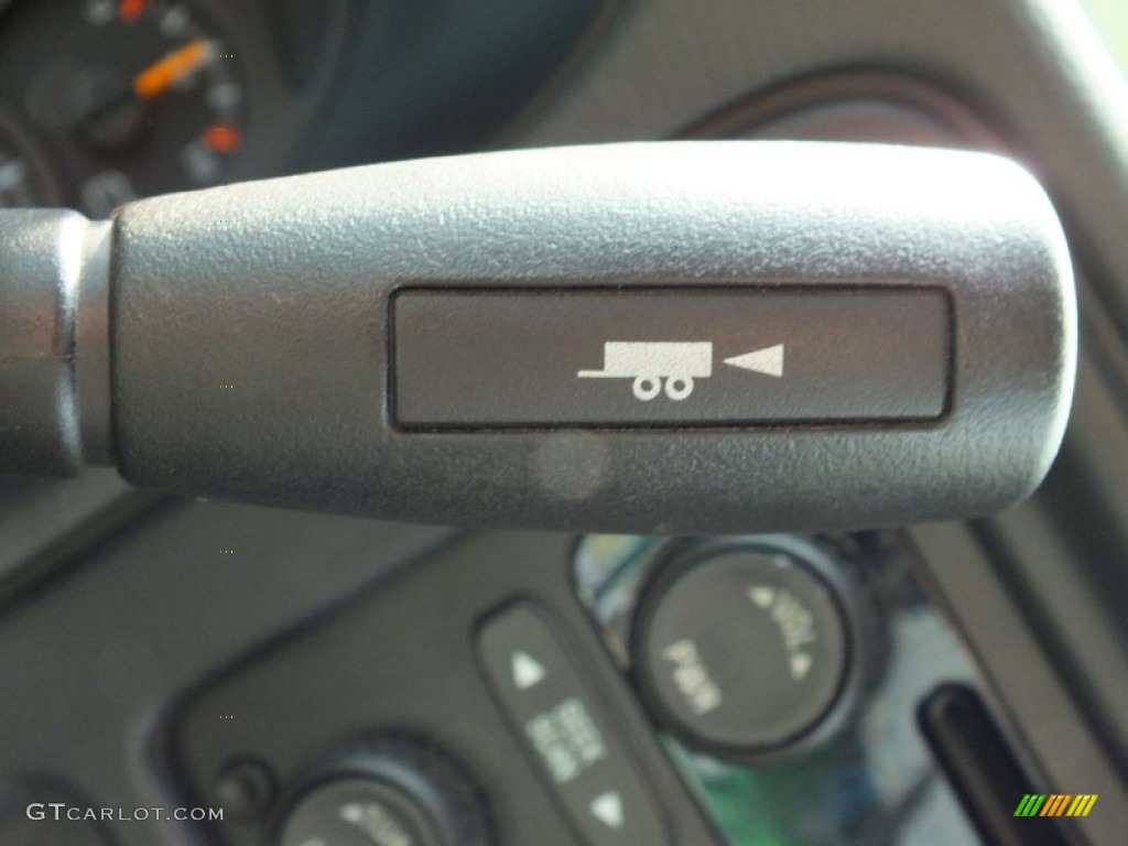 2004 GMC Sierra 1500 Regular Cab Controls Photo #62981681