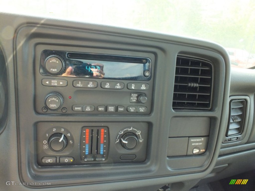 2004 GMC Sierra 1500 Regular Cab Controls Photo #62981697