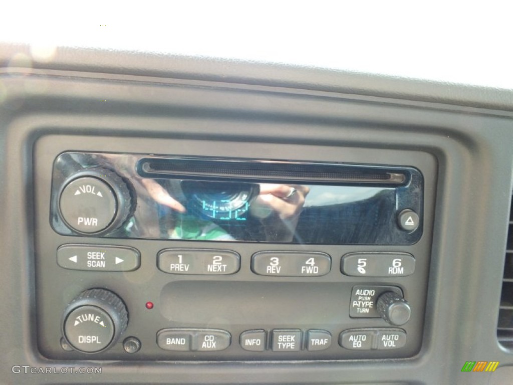 2004 GMC Sierra 1500 Regular Cab Audio System Photo #62981705