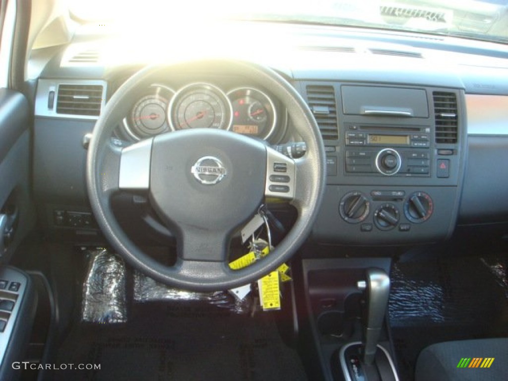 2010 Versa 1.8 S Hatchback - Fresh Powder White / Charcoal photo #8