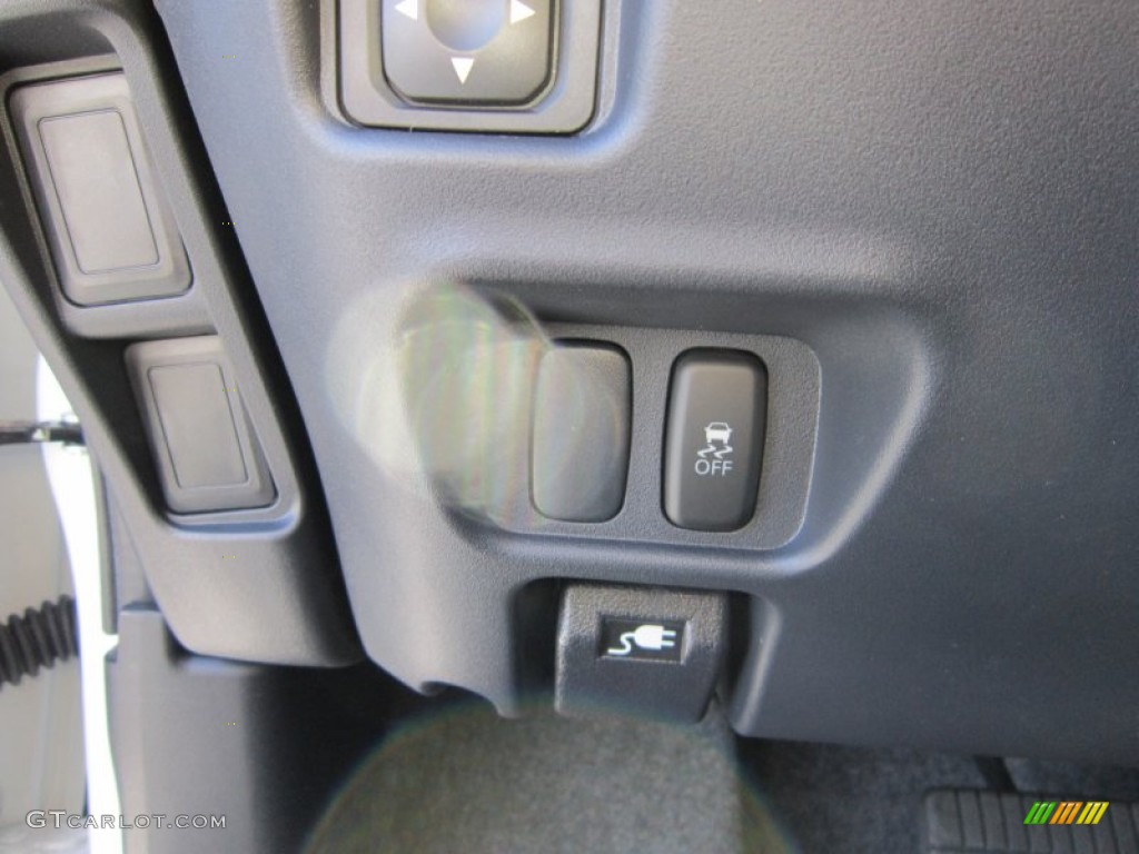 2012 Mitsubishi i-MiEV SE Controls Photo #63002872