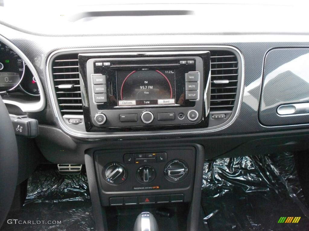 2012 Volkswagen Beetle Turbo Controls Photo #63008345