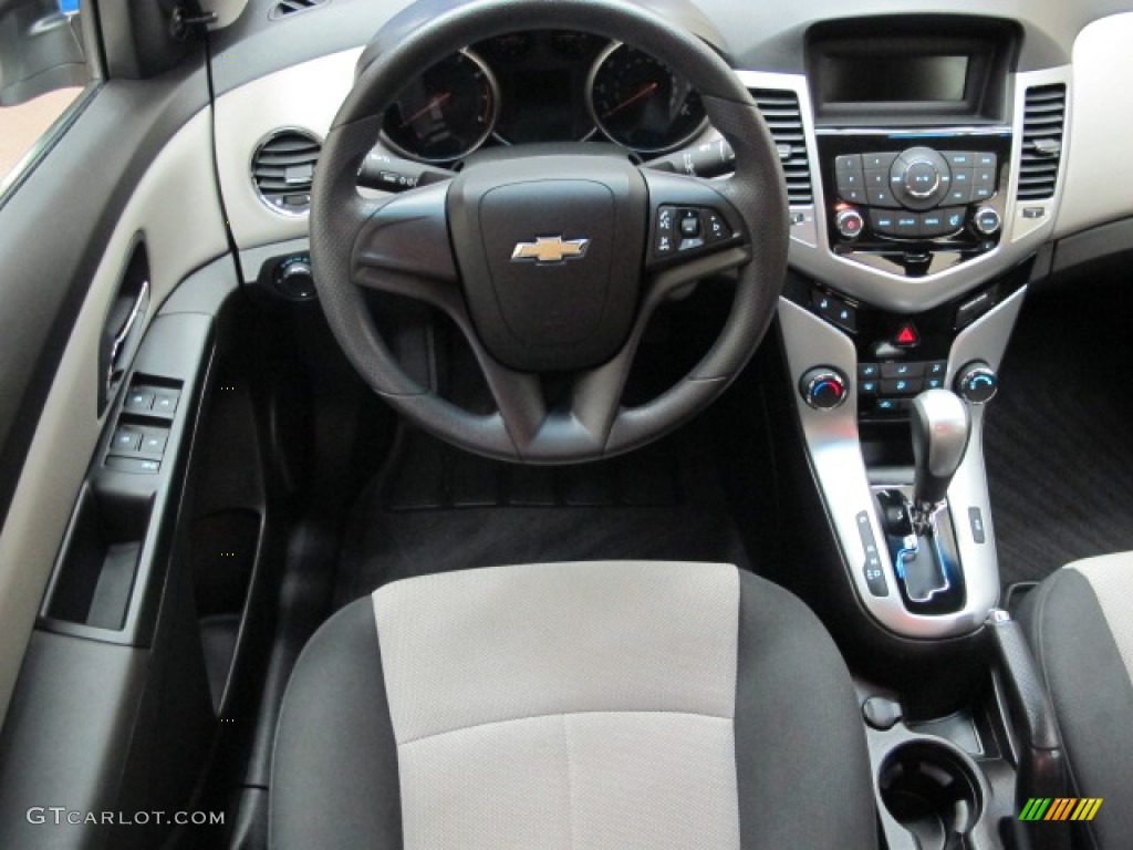 2011 Chevrolet Cruze LS dashboard Photo #63009281