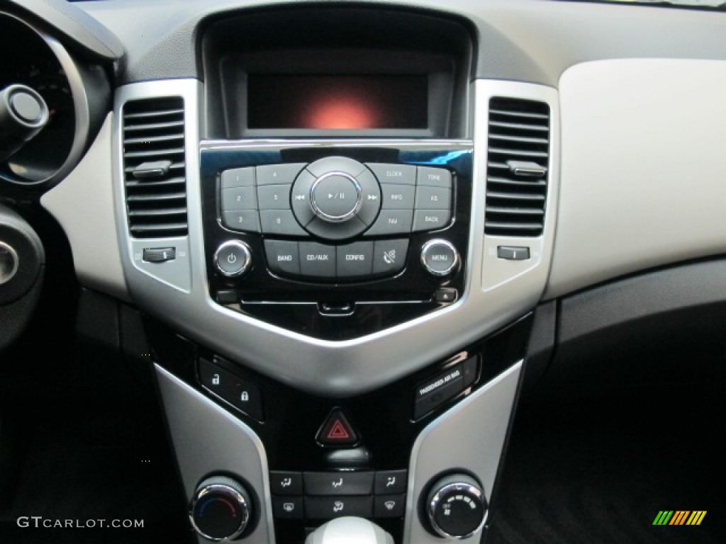 2011 Chevrolet Cruze LS Controls Photo #63009325
