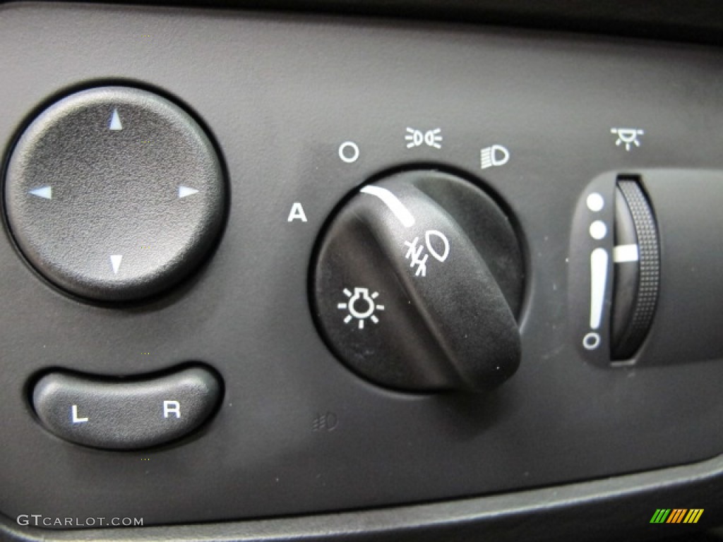 2006 Chrysler Town & Country Limited Controls Photo #63011366