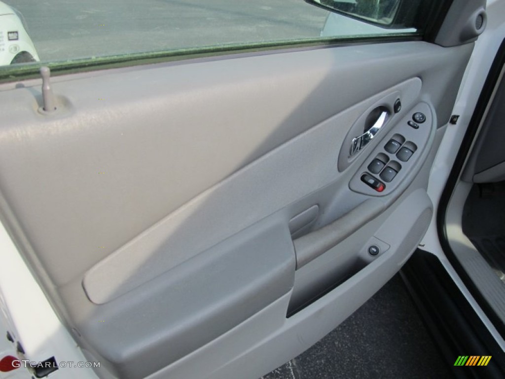 2005 Malibu Maxx LS Wagon - White / Gray photo #7