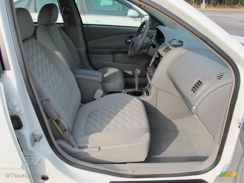 2005 Malibu Maxx LS Wagon - White / Gray photo #11