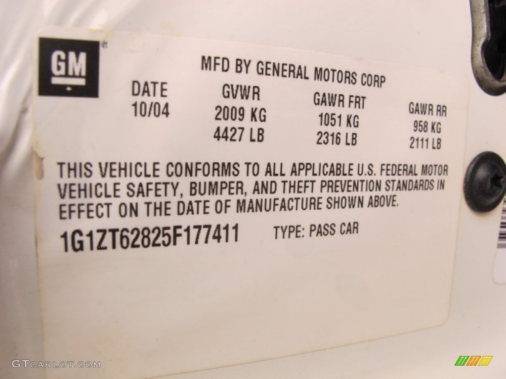 2005 Malibu Maxx LS Wagon - White / Gray photo #16