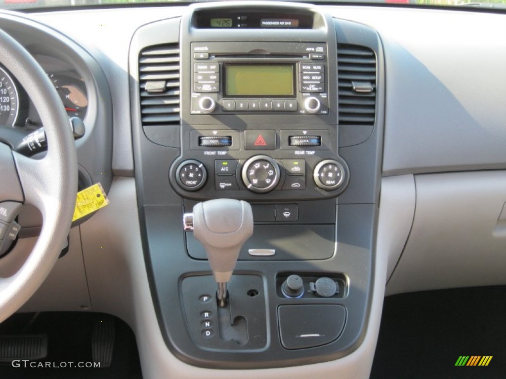 2010 Kia Sedona LX Controls Photo #63022118