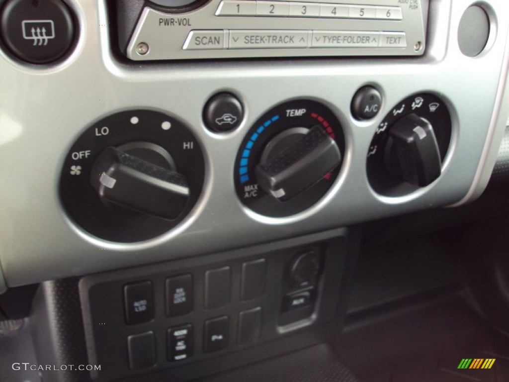 2007 Toyota FJ Cruiser Standard FJ Cruiser Model Controls Photo #63035016