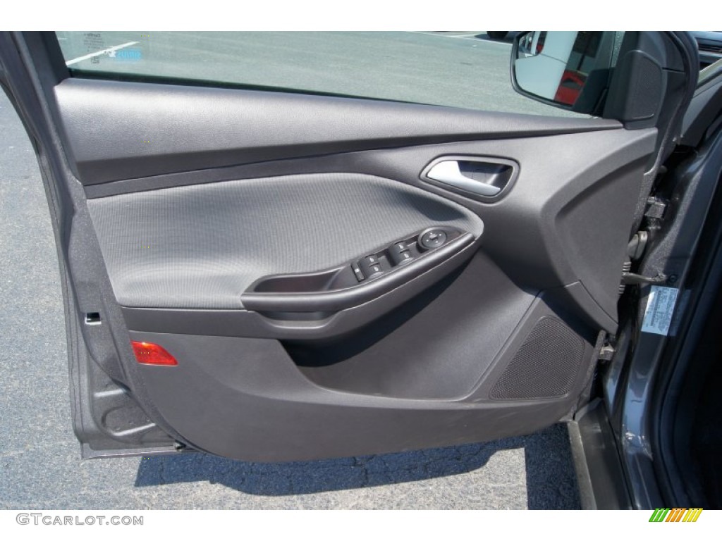 2012 Focus SE 5-Door - Sterling Grey Metallic / Charcoal Black photo #17