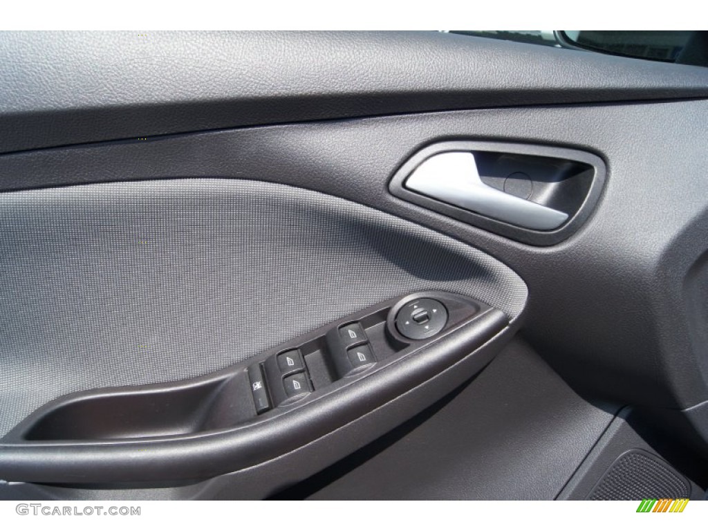 2012 Focus SE 5-Door - Sterling Grey Metallic / Charcoal Black photo #18