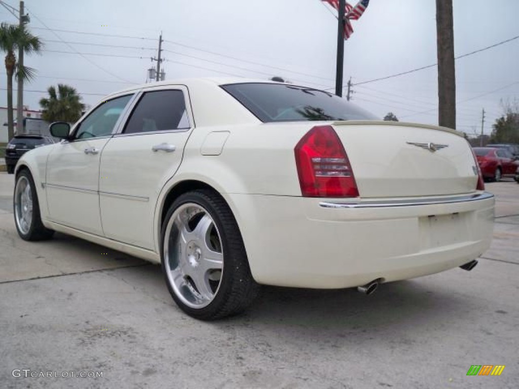 Cool Vanilla 2006 Chrysler 300 C HEMI Exterior Photo #63055621