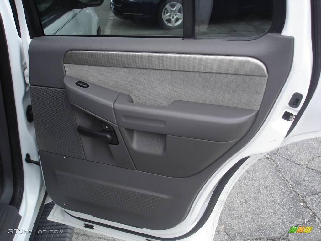 2004 Explorer XLT 4x4 - Oxford White / Midnight Grey photo #3