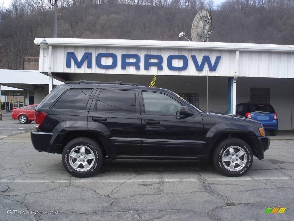 2005 Grand Cherokee Laredo 4x4 - Brilliant Black Crystal Pearl / Medium Slate Gray photo #1