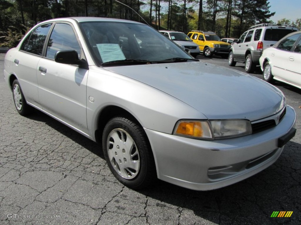 2001 Mirage ES Sedan - Munich Silver Metallic / Gray photo #4