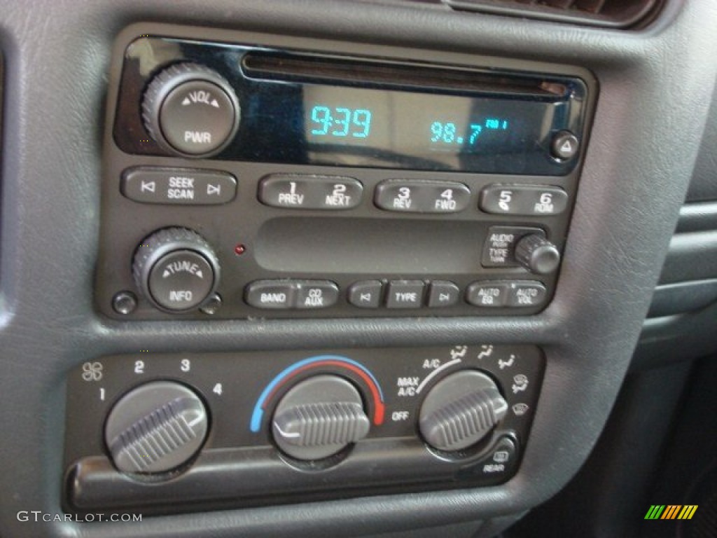 2005 Chevrolet Blazer LS Controls Photo #63132470