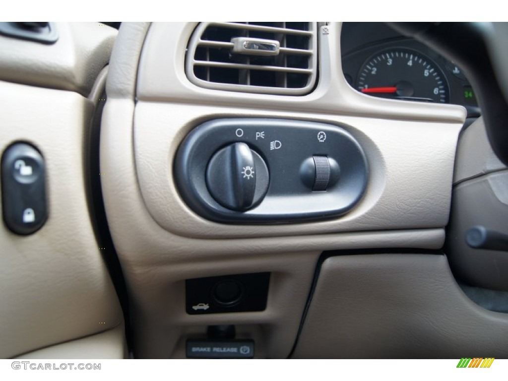 2005 Ford Taurus SE Controls Photo #63162121