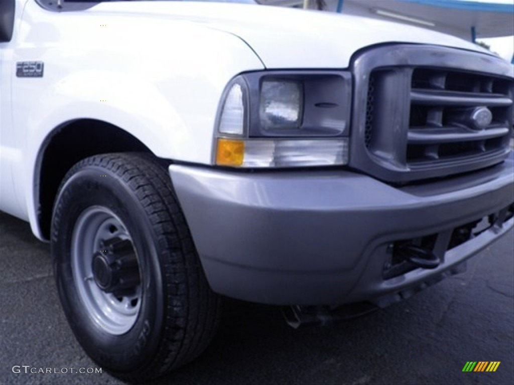 2004 F250 Super Duty XL SuperCab - Oxford White / Medium Flint photo #2