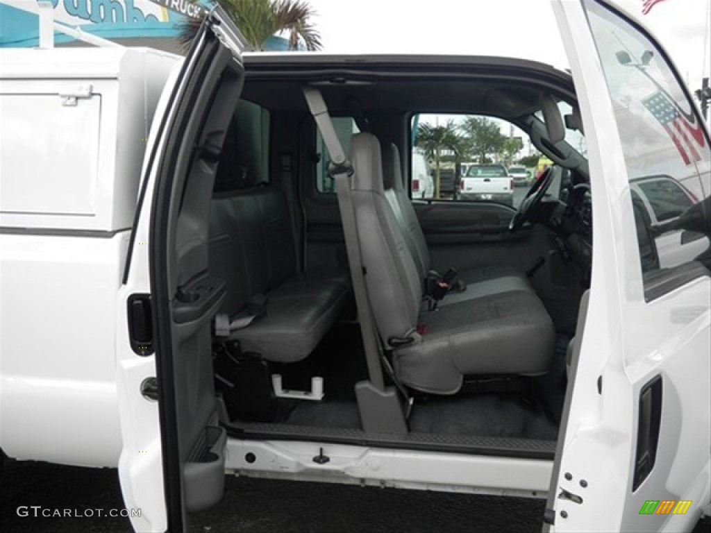 2004 F250 Super Duty XL SuperCab - Oxford White / Medium Flint photo #13