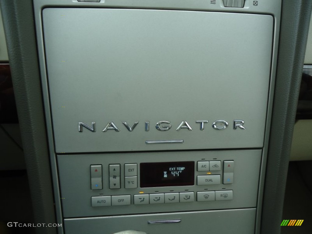 2004 Navigator Ultimate 4x4 - Black Clearcoat / Light Parchment photo #39
