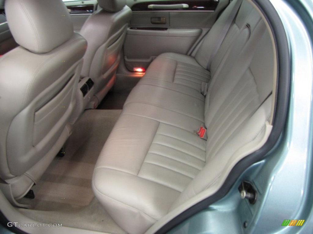 2005 Lincoln Town Car Signature Rear Seat Photo #63203410