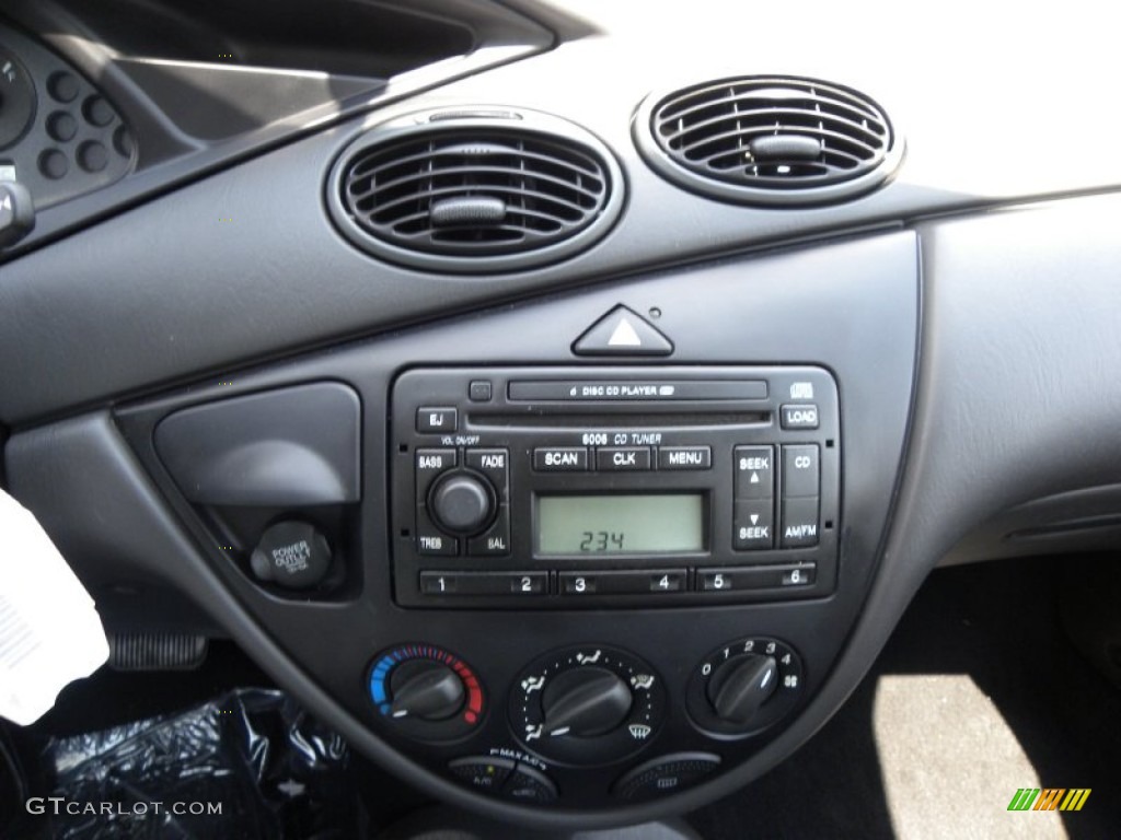 2002 Ford Focus SE Sedan Controls Photo #63215234