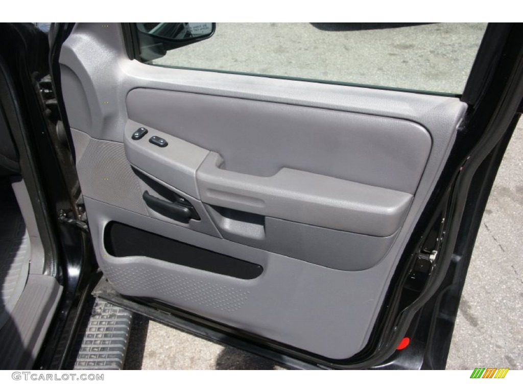 2002 Explorer XLT 4x4 - Black Clearcoat / Graphite photo #22