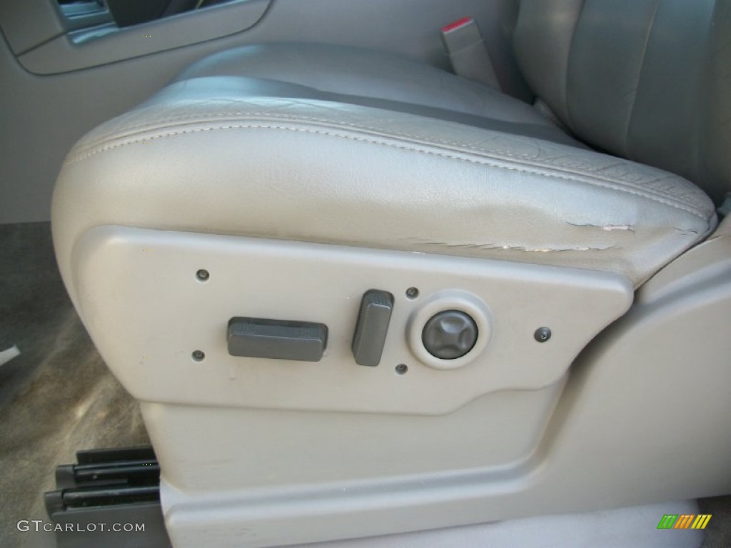 2004 Suburban 1500 LT 4x4 - Silver Birch Metallic / Gray/Dark Charcoal photo #10