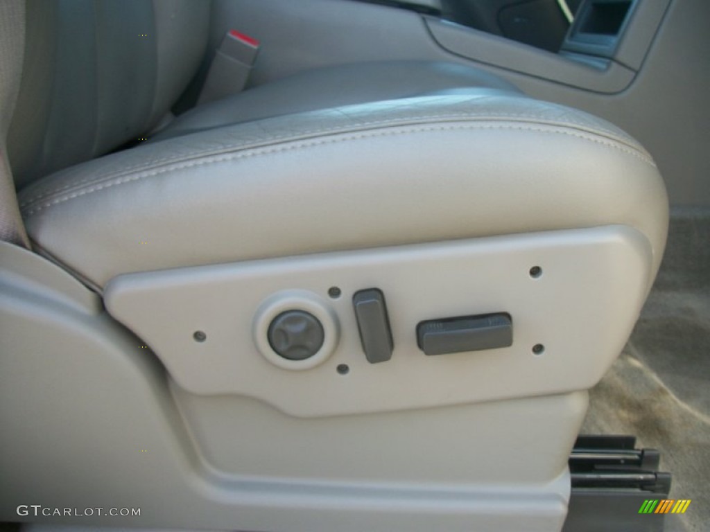 2004 Suburban 1500 LT 4x4 - Silver Birch Metallic / Gray/Dark Charcoal photo #23