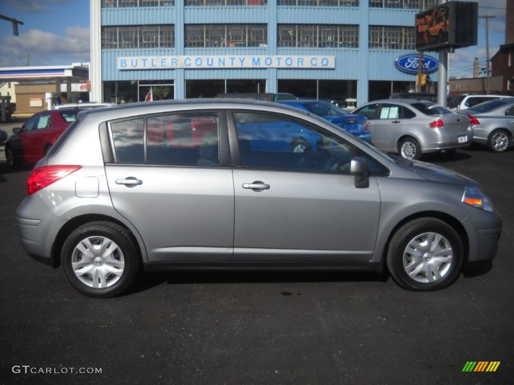 2010 Versa 1.8 S Hatchback - Magnetic Gray Metallic / Charcoal photo #1