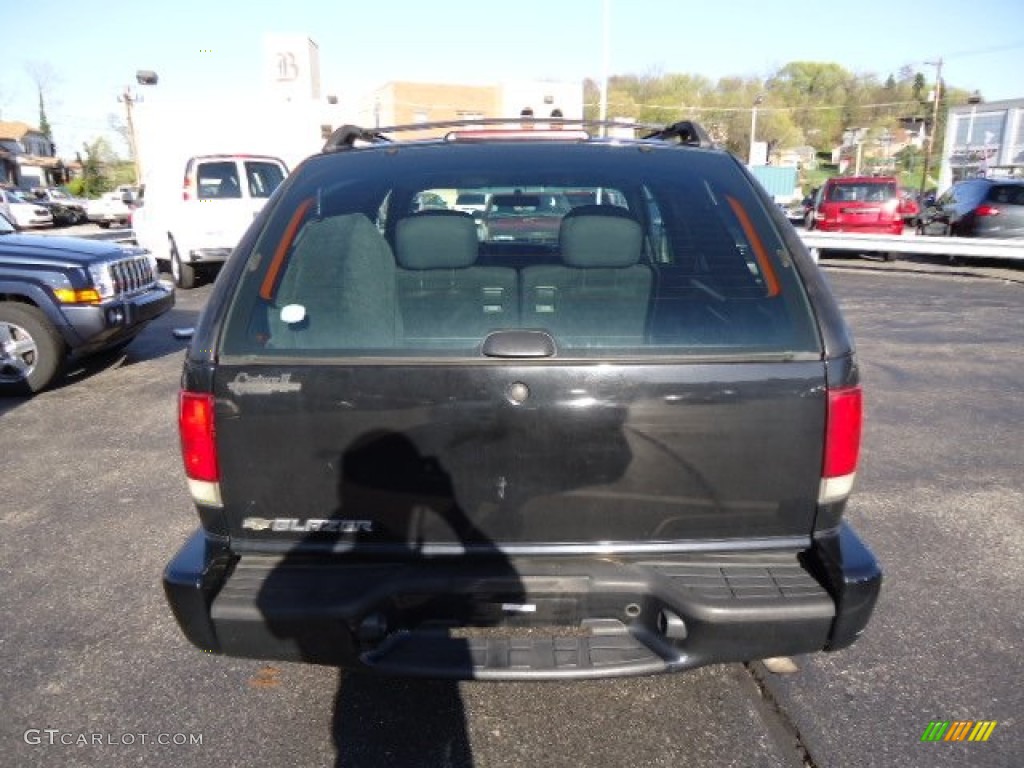 2005 Blazer LS 4x4 - Black / Graphite photo #3