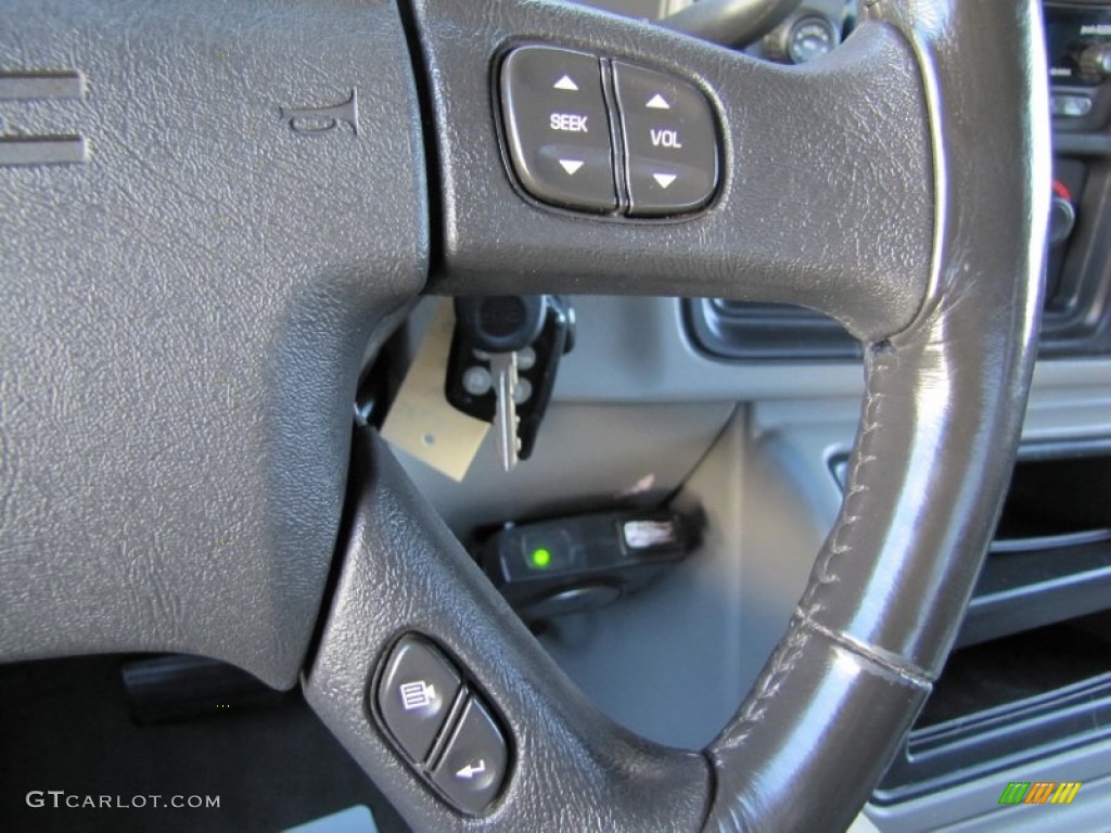 2004 GMC Sierra 2500HD SLT Crew Cab 4x4 Controls Photo #63252160