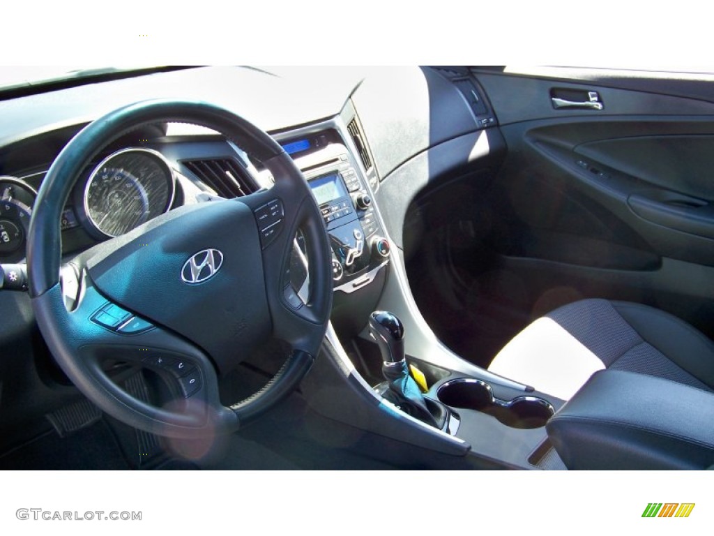 2011 Sonata SE - Venetian Red / Black photo #13