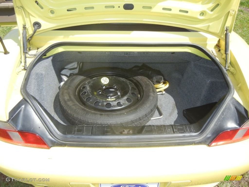 2002 BMW Z3 2.5i Roadster Trunk Photo #63260325