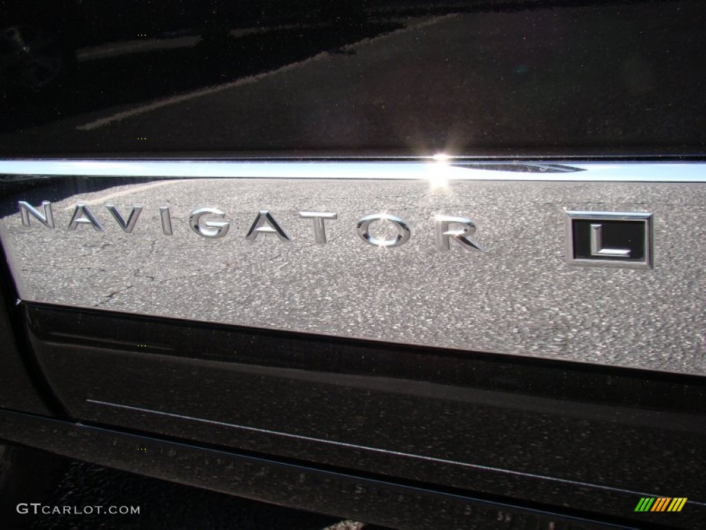 2011 Navigator L 4x2 - Tuxedo Black Metallic / Stone photo #44