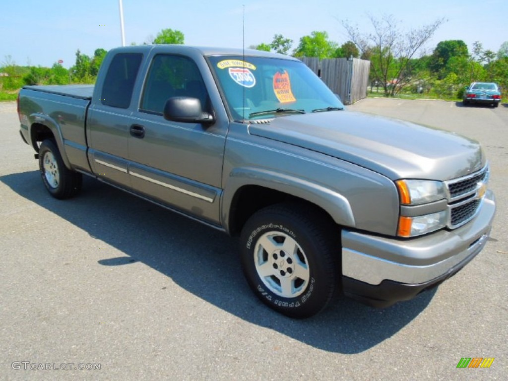 2006 Silverado 1500 LT Extended Cab 4x4 - Graystone Metallic / Dark Charcoal photo #2