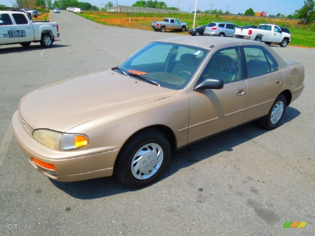 1995 Camry DX Sedan - Cashmere Beige Metallic / Beige photo #1