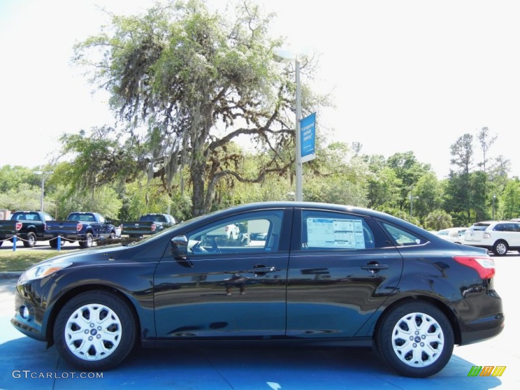 2012 Focus SE Sedan - Black / Charcoal Black photo #2