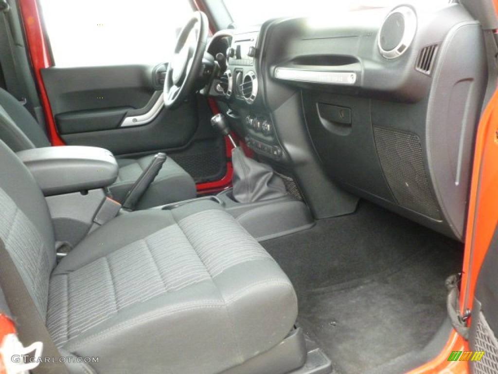 2011 Wrangler Rubicon 4x4 - Flame Red / Black photo #17