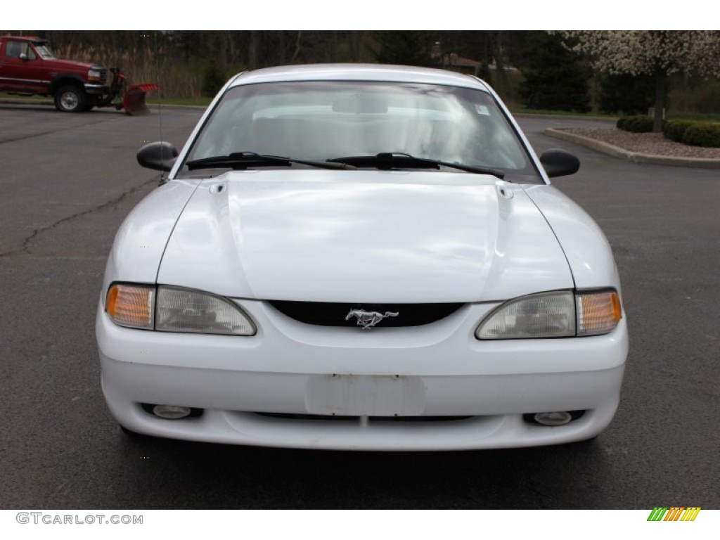 1995 Mustang V6 Coupe - Crystal White / Red photo #16